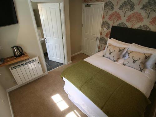 Hotel The Fox & Hounds Swindon Esterno foto