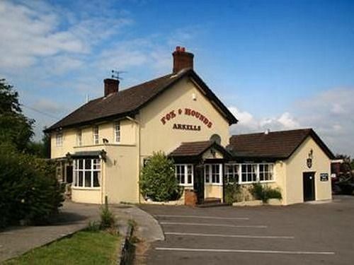 Hotel The Fox & Hounds Swindon Esterno foto